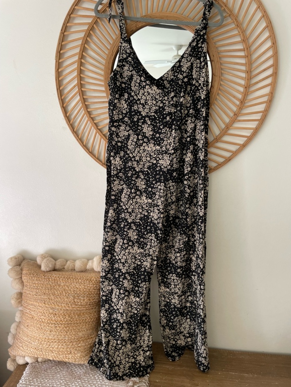 Black Floral V-Neck Wide-Leg Jumpsuit - Picture 5 of 6
